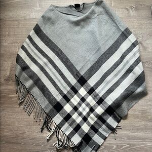 V. FRAAS Gray Knit Poncho